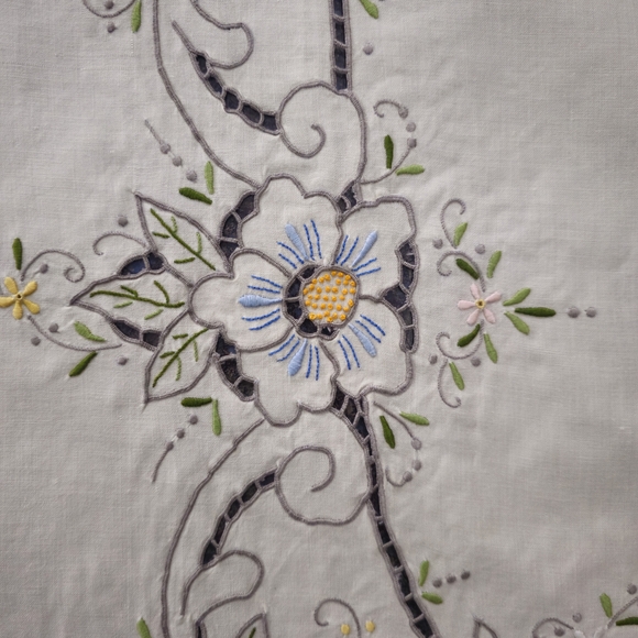 Floral Embroidered Tablecloth - Cream and Multicolor - Picture 5 of 10